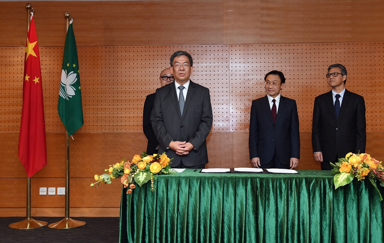 O Presidente do IC, Dr. Leung Hio Ming presta juramento.
