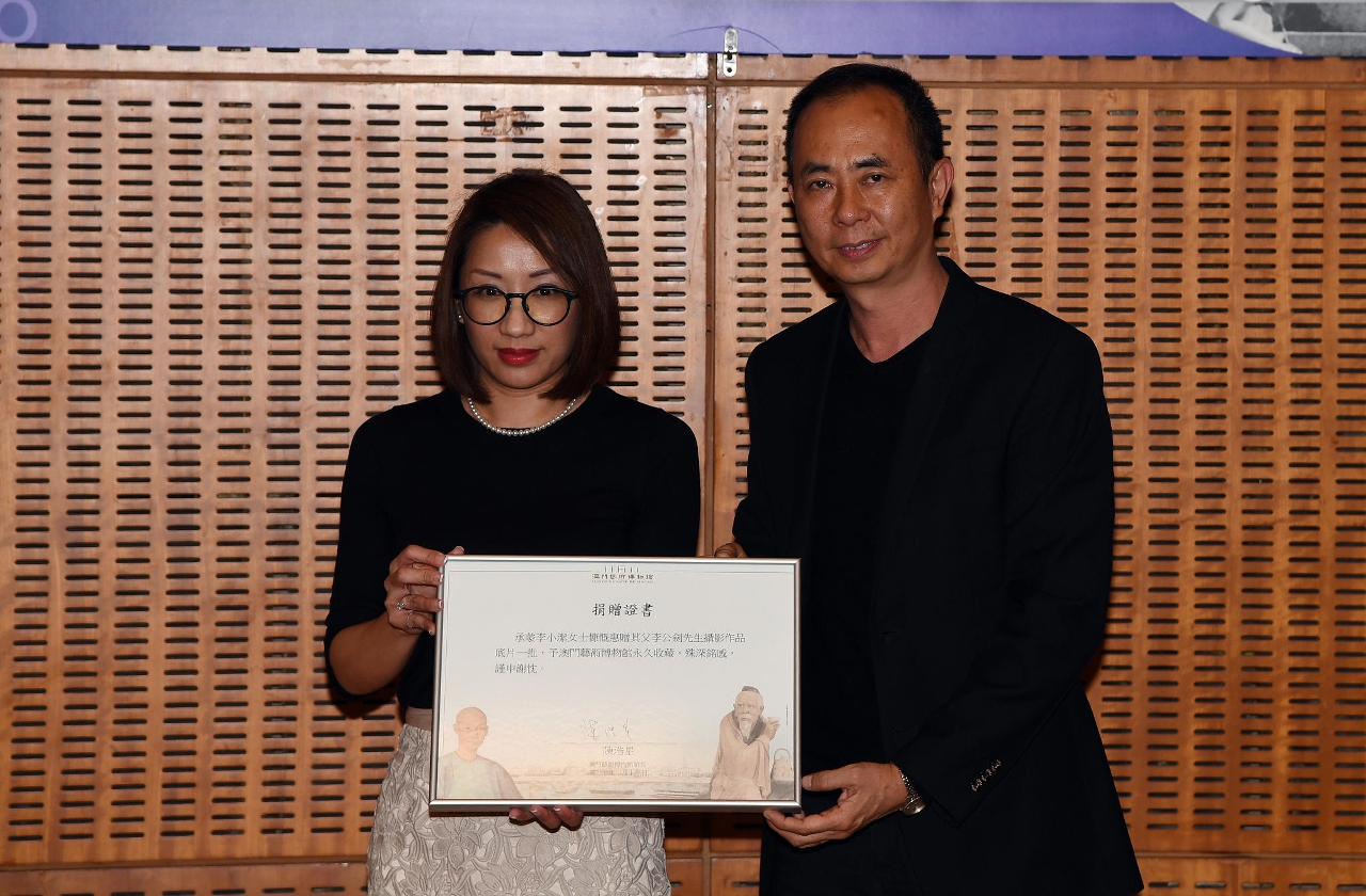 The President of the Cultural Affairs Bureau, Ung Vai Meng, presented the certification of appreciation to the family representative, the daughter of Lee Kung Kim, Lee Sio Kit