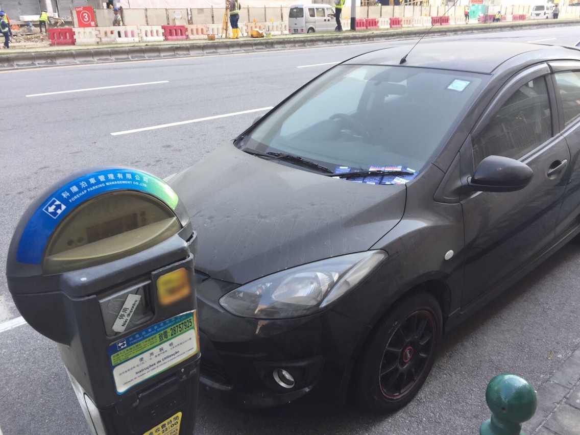 警方對長期佔用咪錶的車輛進行檢控及上鎖，以釋放被霸佔之咪錶位。