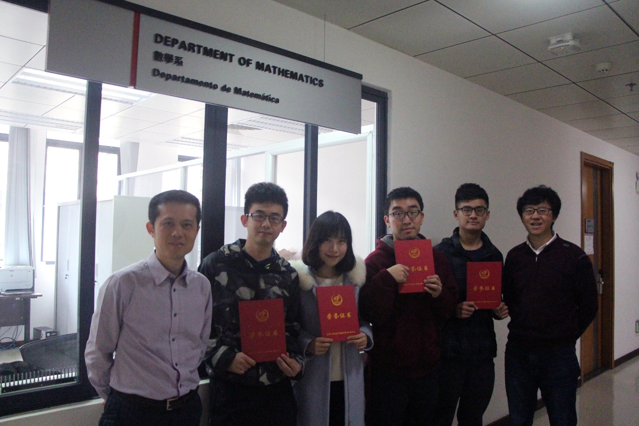 The winning students with Prof Liu Zhi (1st from right) and Prof Lei Siu Long (1st from left)
