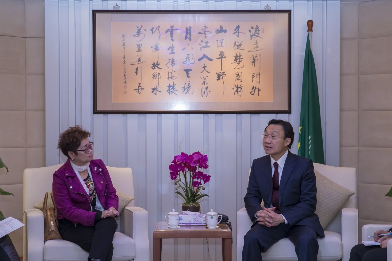 Secretário para os Assuntos Sociais e Cultura, Doutor Alexis Tam, trocou impressões com a presidente da Associação do Pessoal de Enfermagem de Macau, Mónica Micaela de Assis Cordeiro