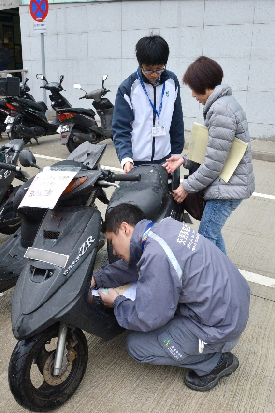 交通事務局和環境保護局人員核對送往註銷淘汰的二衝程摩托車相關資料。