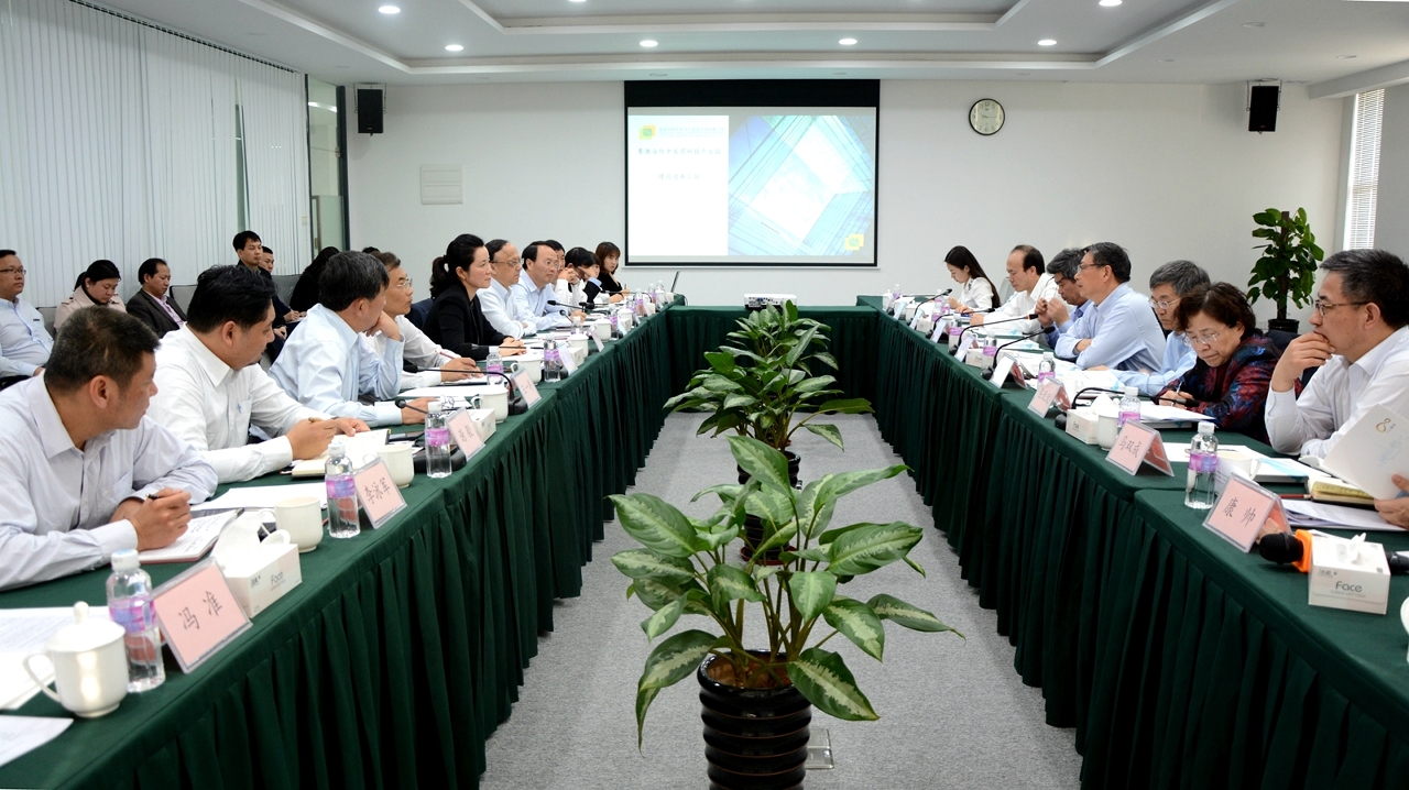 國家食品藥品監督管理總局副局長孫咸澤一行與呂紅董事長等公司代表進行座談交流