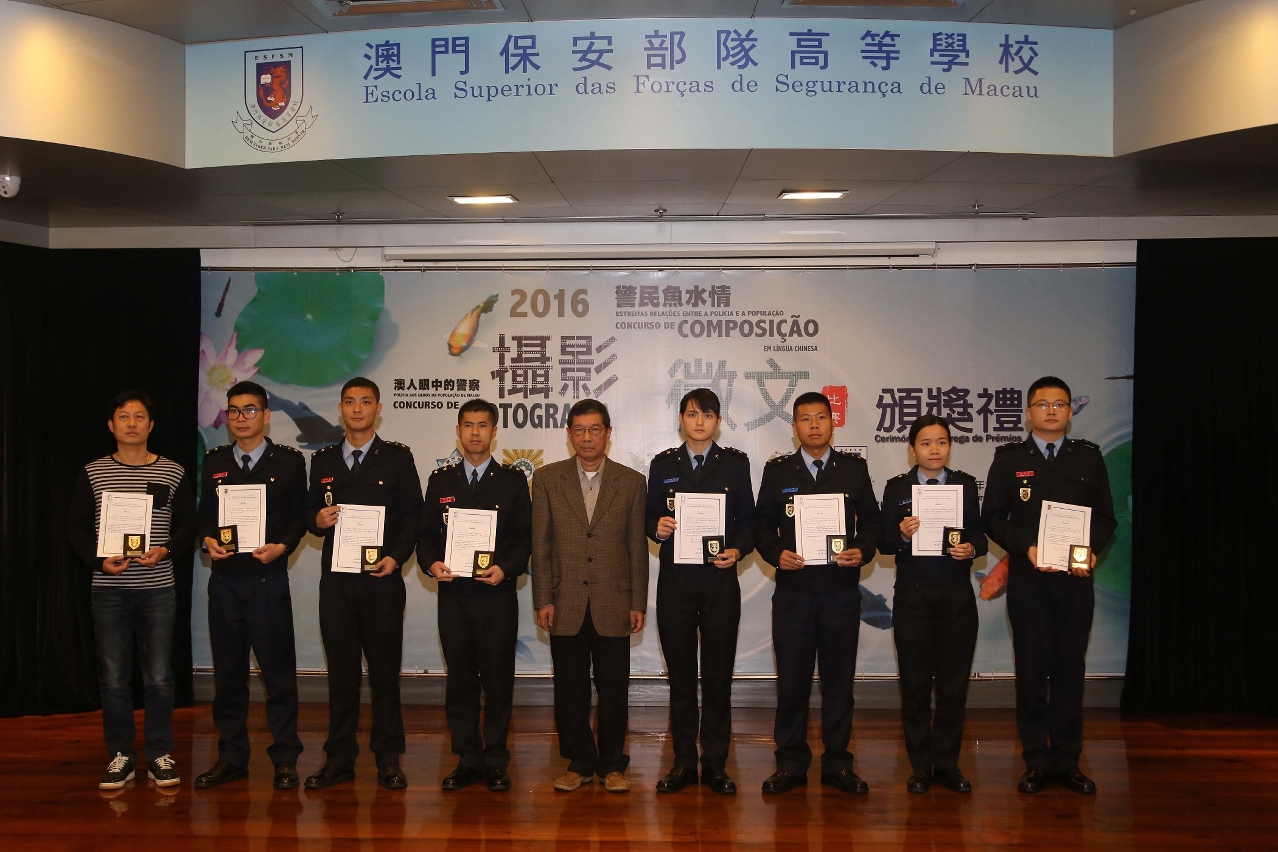 澳門寫作學會張卓夫理事長與得奬者及其代表合照(中文徵文比賽-專上組 優異奬)