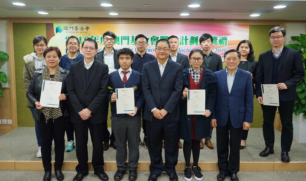 Fotografia dos convidados de honra e os vencedores dos “Prémios para Talentos de Macau 2016”.