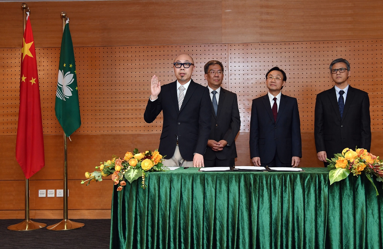 O Vice-Presidente do IC, Dr. Ieong Chi Kin presta juramento