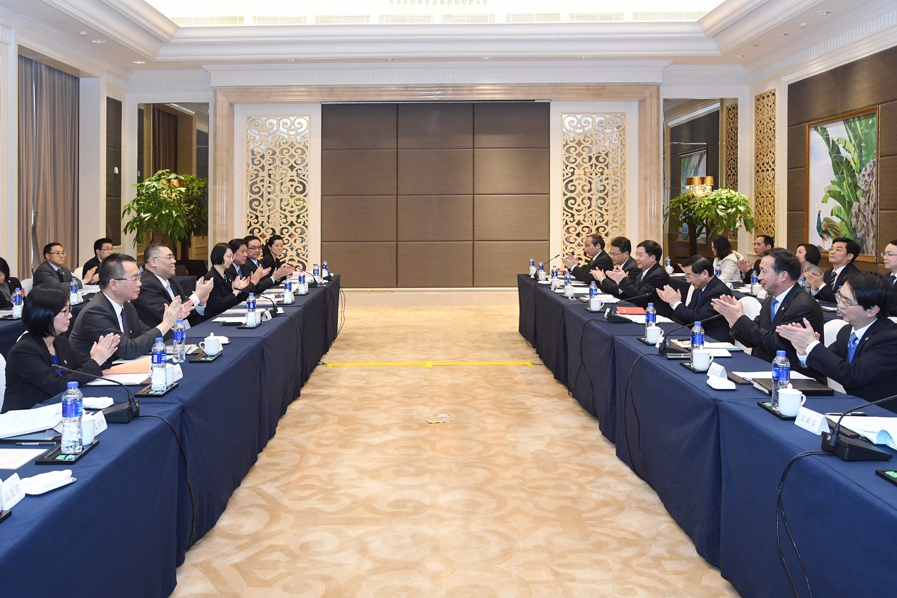 Encontro entre as delegações dos governos de Macau e Fujian, no âmbito da iniciativa nacional «Uma Faixa, Uma Rota», na cidade de Fuzhou.