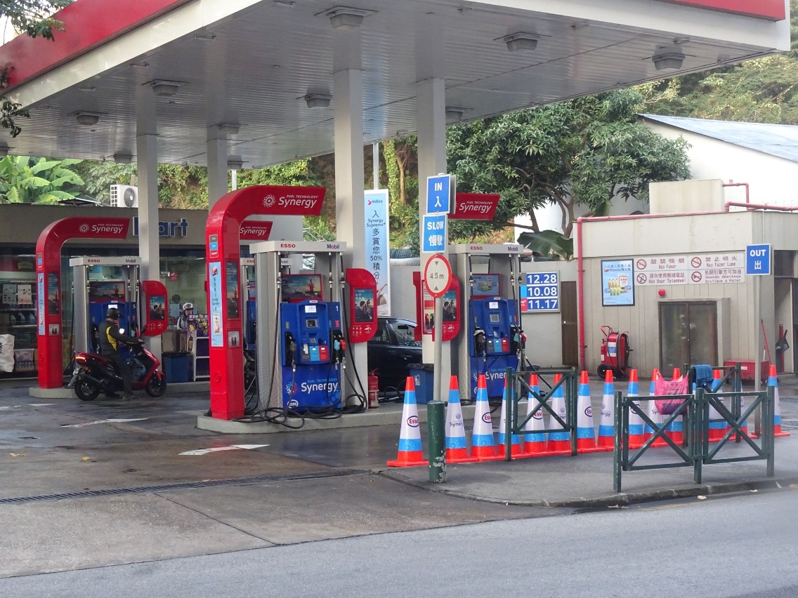 Todos os postos de abastecimento de combustível e reservatórios de combustíveis em Macau deverão dispor da gasolina sem chumbo e do gasóleo leve equivalentes à norma Euro V para veículos, a partir de 10 de Janeiro.