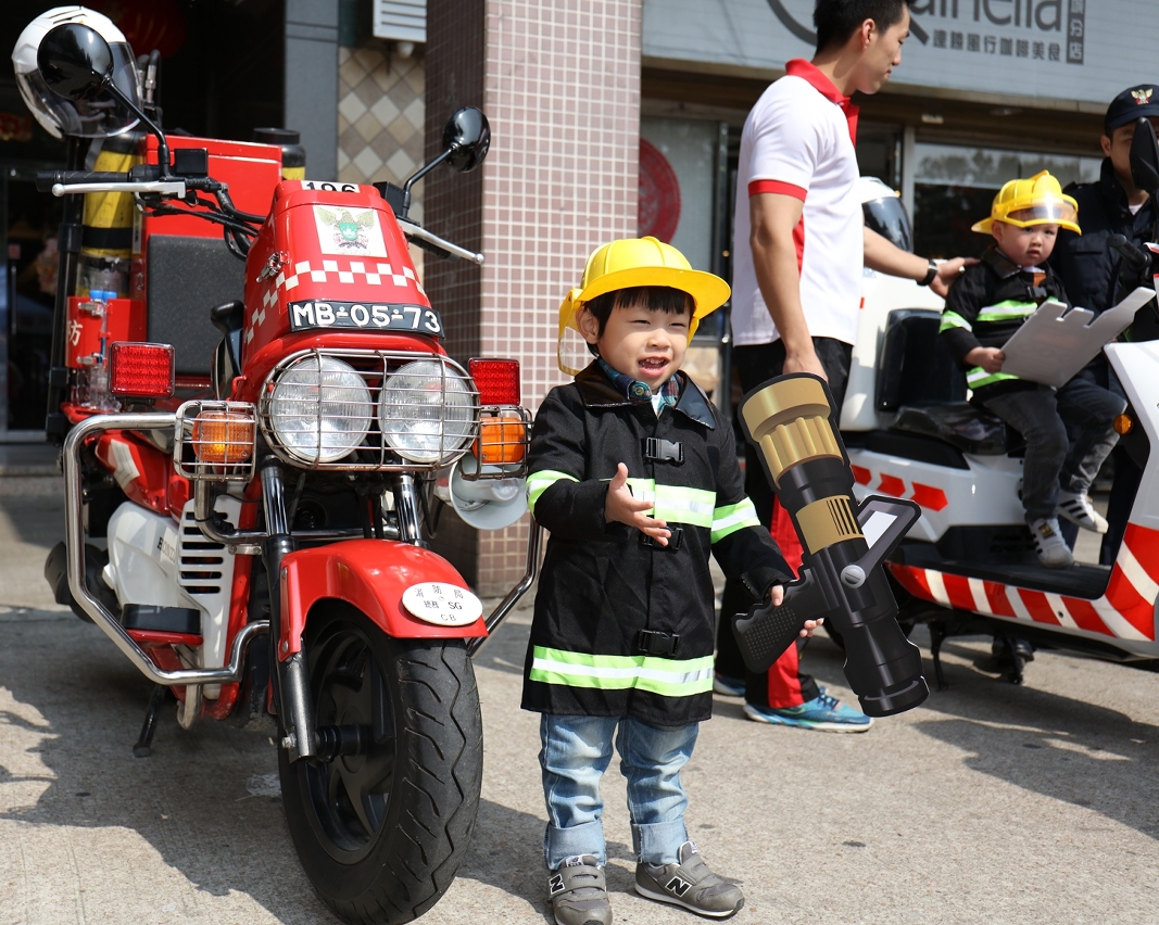 Fotografia tirada com os veículos de bombeiros