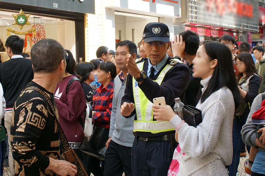 警員在旅遊區協助遊客 (2)