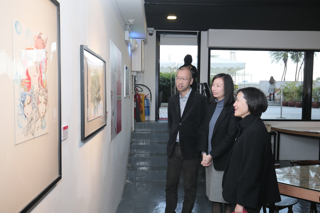 Guests appreciating the artwork of the exhibition