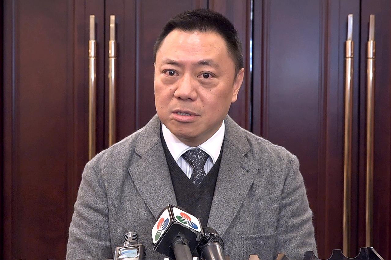 The Secretary for Economy and Finance, Mr Leong Vai Tac, speaks to reporters.