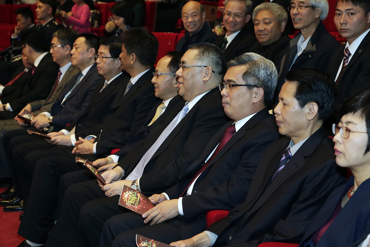 O Chefe do Executivo Chui Sai On e director do Gabinete de Ligação do Governo Central da RPC na RAEM, Wang Zhimin acompanhado pelo Secretário para a Segurança, Wong Sio Chak no “Sarau de confraternização do Ano Novo Lunar de 2017 entre a Polícia e a População - Tranquilidade Macau”.