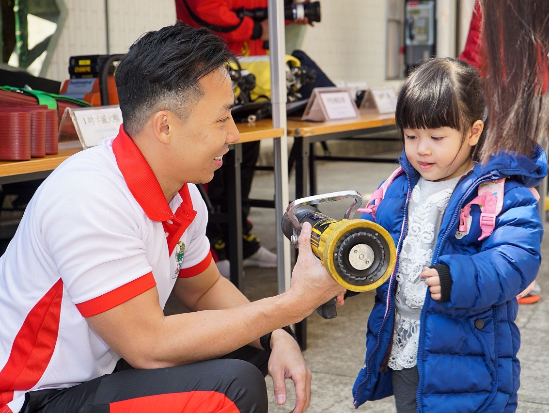 Explicação sobre bombeiros e equipamentos de primeiros socorros