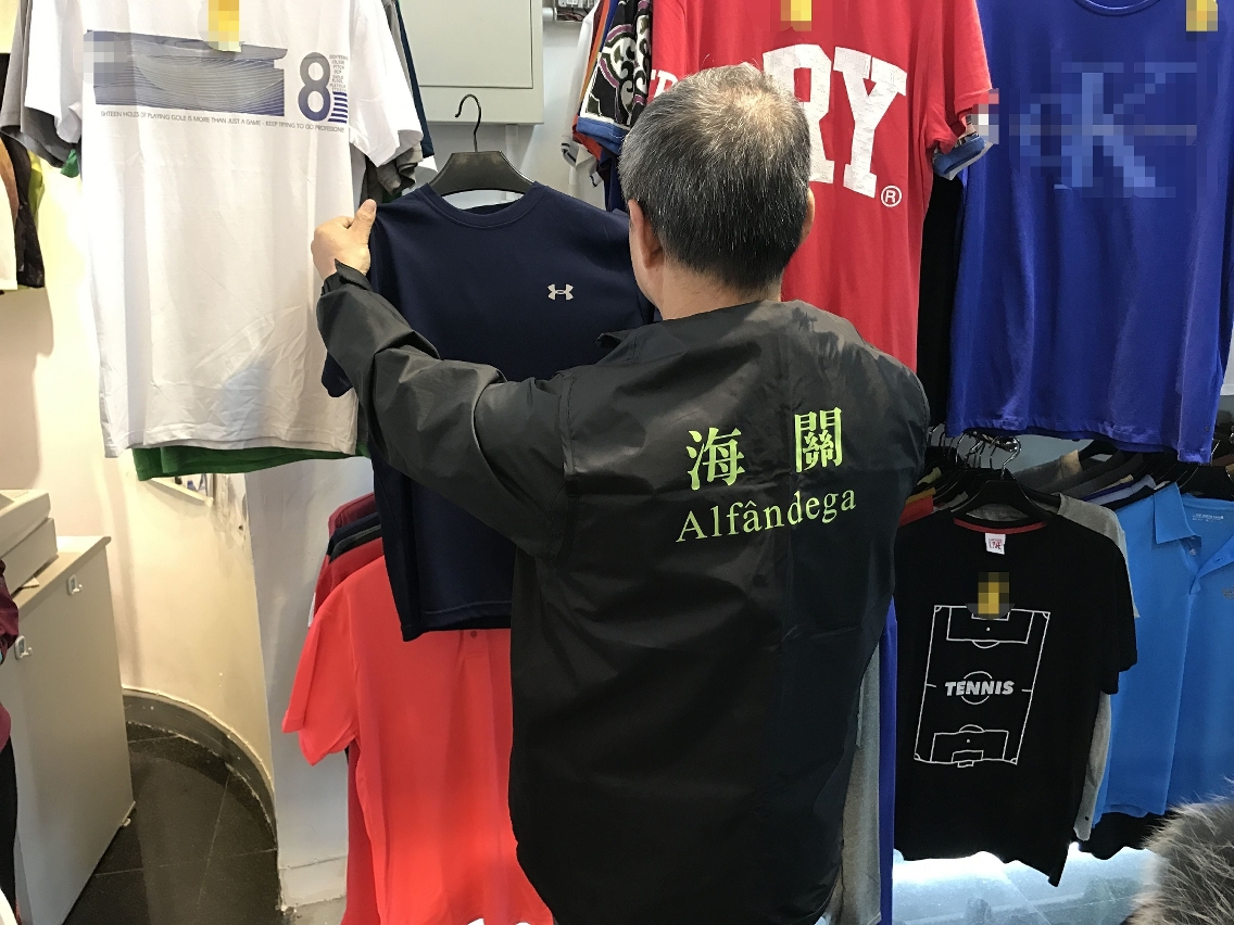 關員在涉案店舖內進行搜查