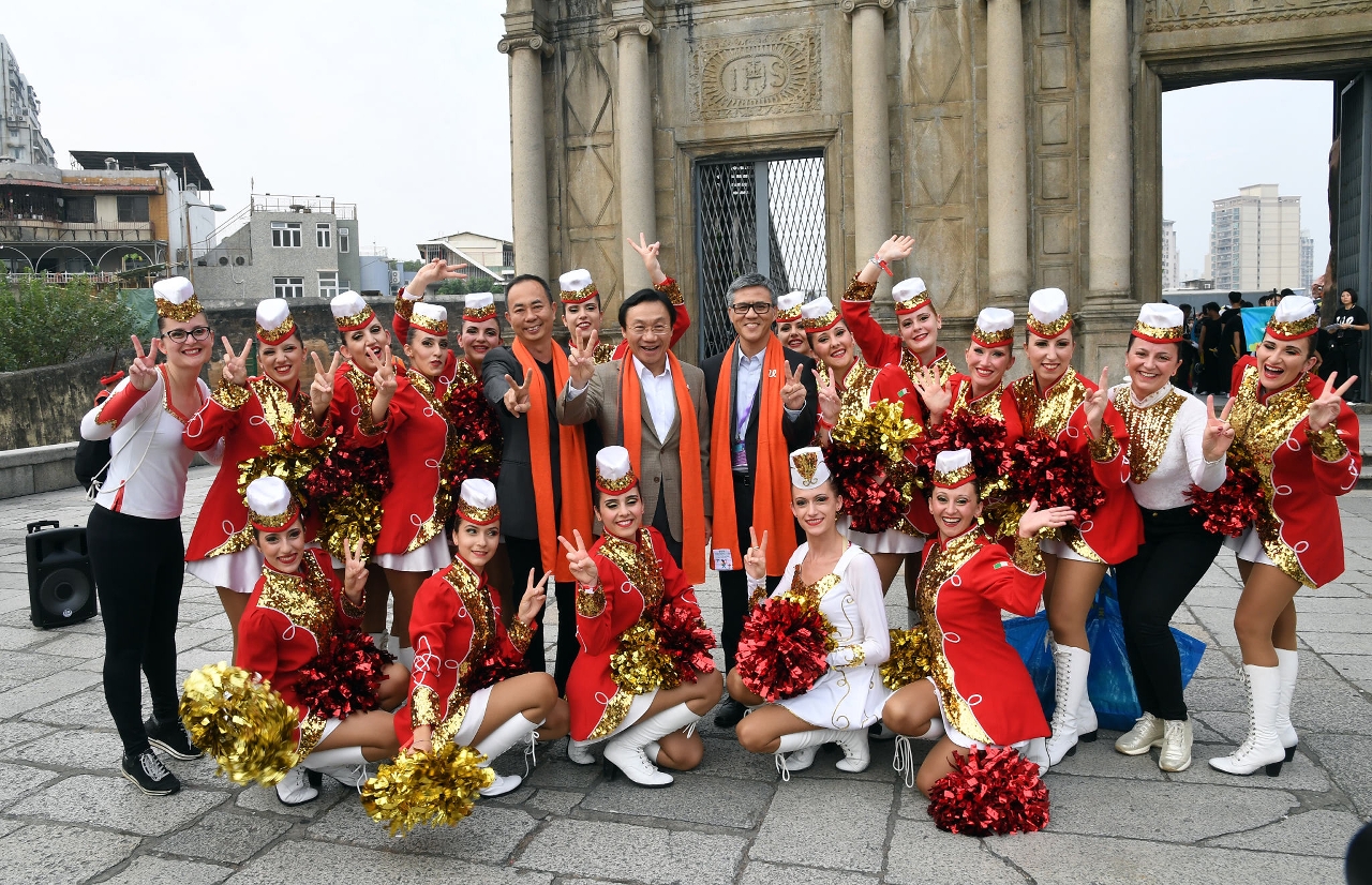 The group photo of Secretary for Social Affairs and Culture, Alexis, Tam Chon Weng, the Chief of Office of the Secretary for Social Affairs and Culture, Ip Peng Kin, the President of the Cultural Affairs Bureau, Ung Vai Meng, and the performing groups.