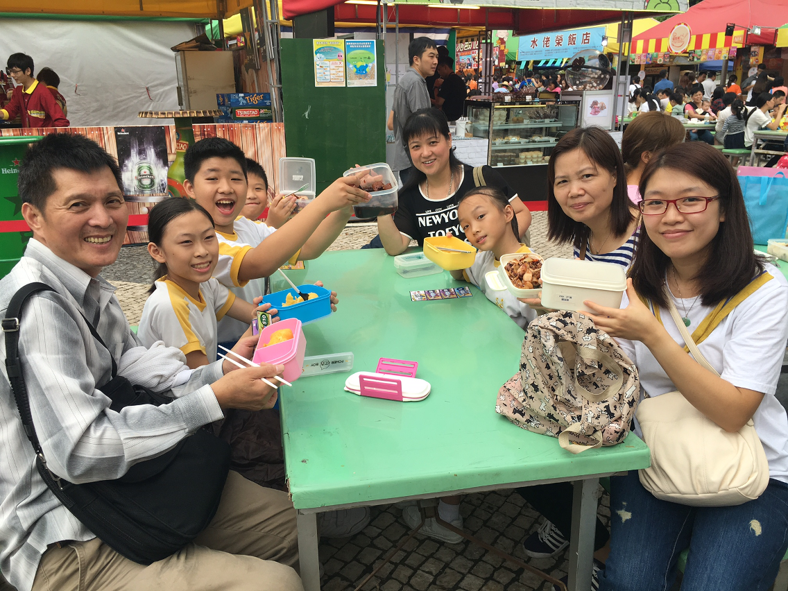 學生們自備餐盒及餐具，身體力行實踐環保行為。