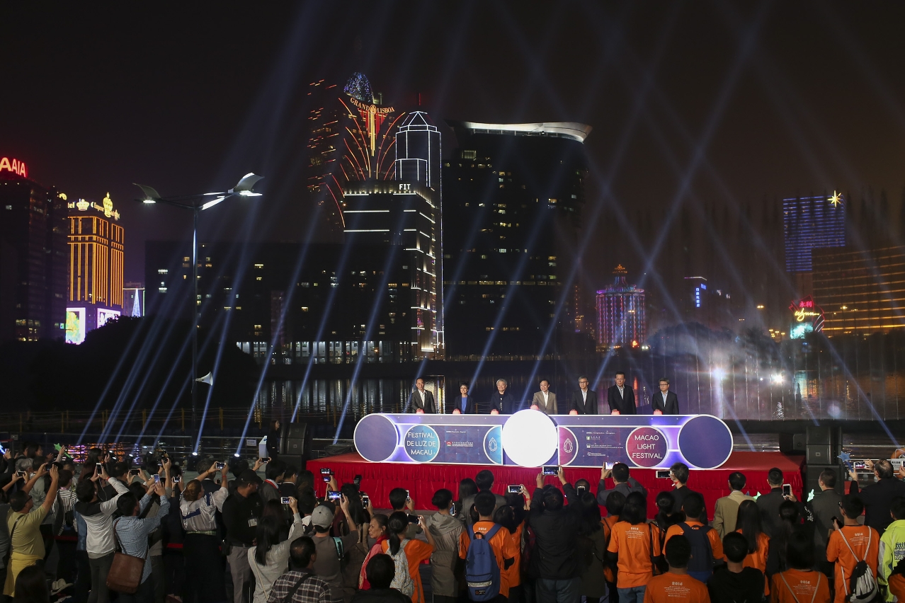 Secretary Alexis Tam and other guests officiate the kick-off ceremony for “Macao Light Festival 2016 – Treasure of Light”