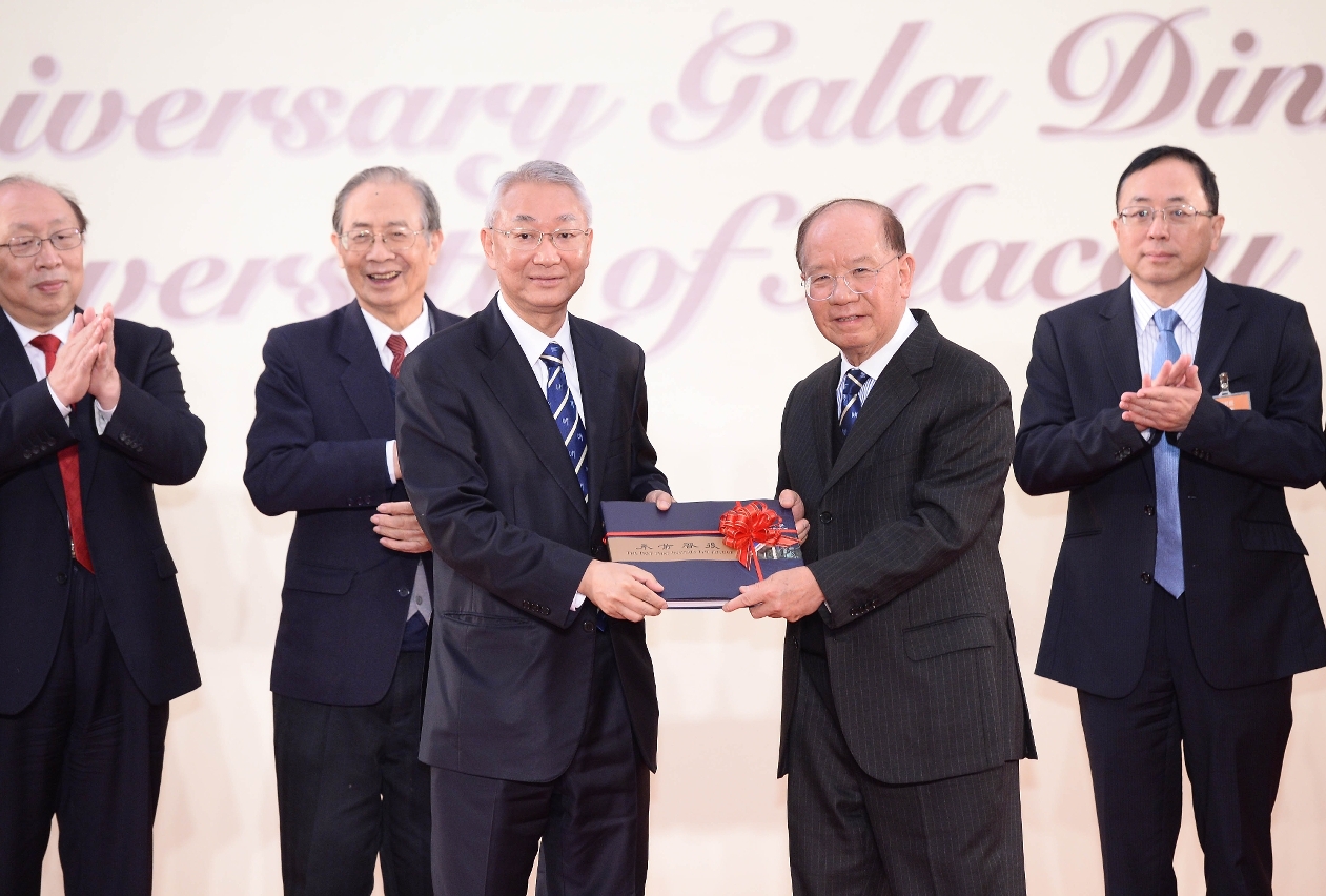 Huen Wing Ming prepared a copy of the photo book The Past That Inspires the Future for every guest