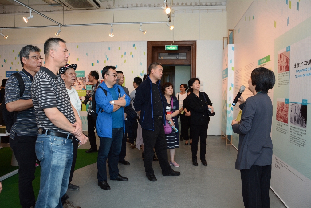 Os membros de comunicação social da China, estabelecido em Macau no passado, visitam a exposição.