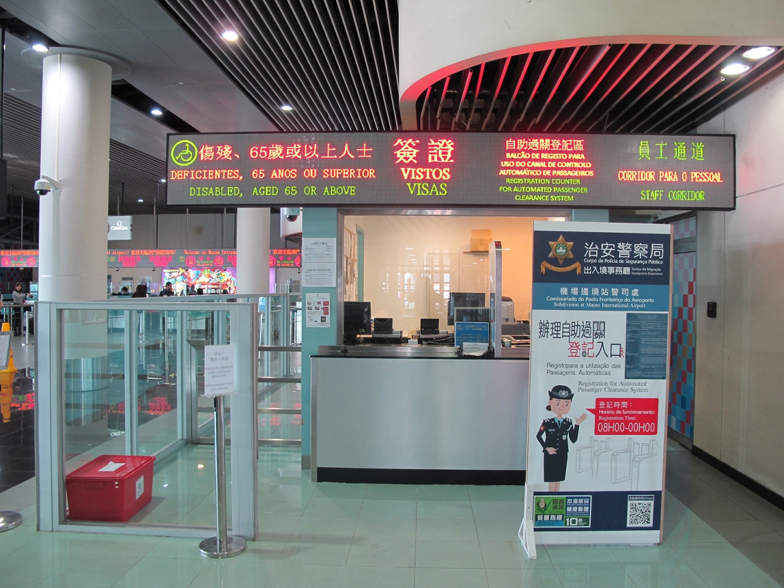 Korean travellers can conduct registration for using the automated clearance system at the enrollment counter (the photo is the enrollment counter at the Macao International Airport)