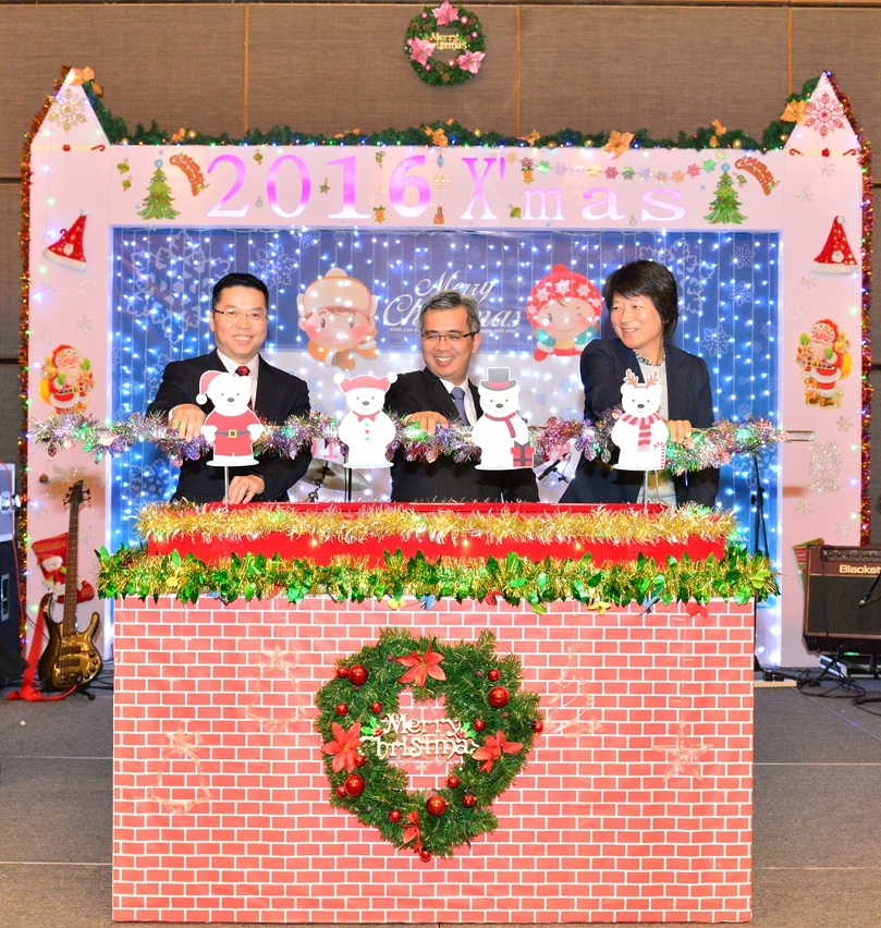 晚會的開幕儀式由保安司司長黃少澤、司長辦公室主任張玉英及消防局局長梁毓森主持