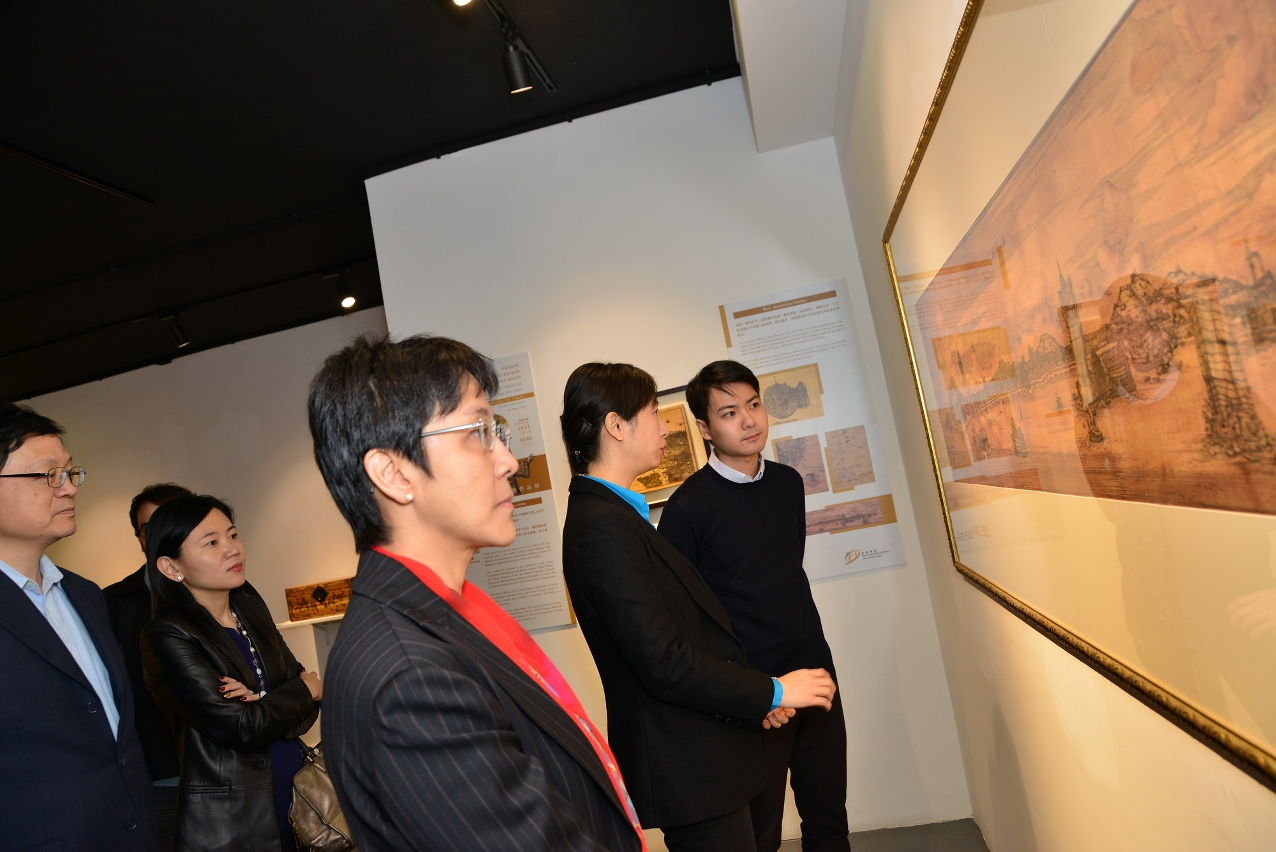 Guests appreciating the artwork of the exhibition.
