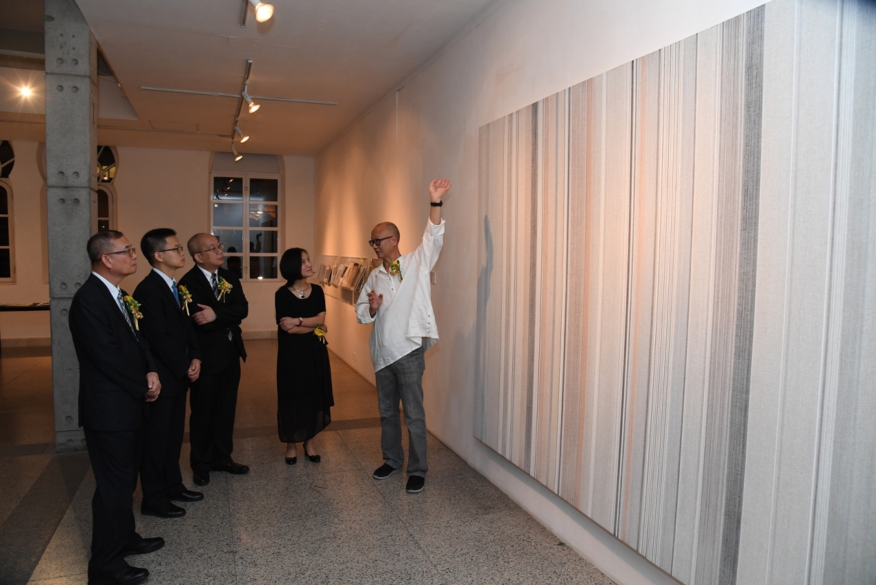 O Artista Lui Chun Kwong apresenta as suas obras aos convidados