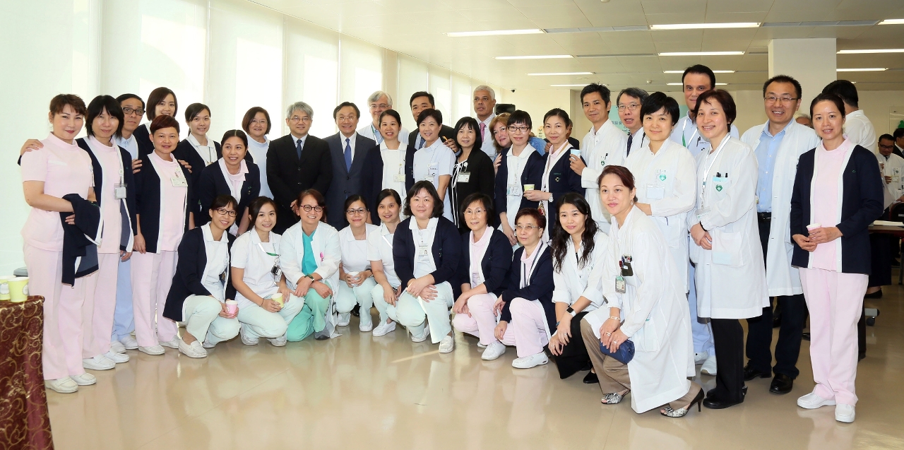 Foto das equipas de médicos e enfermagem do CHCSJ