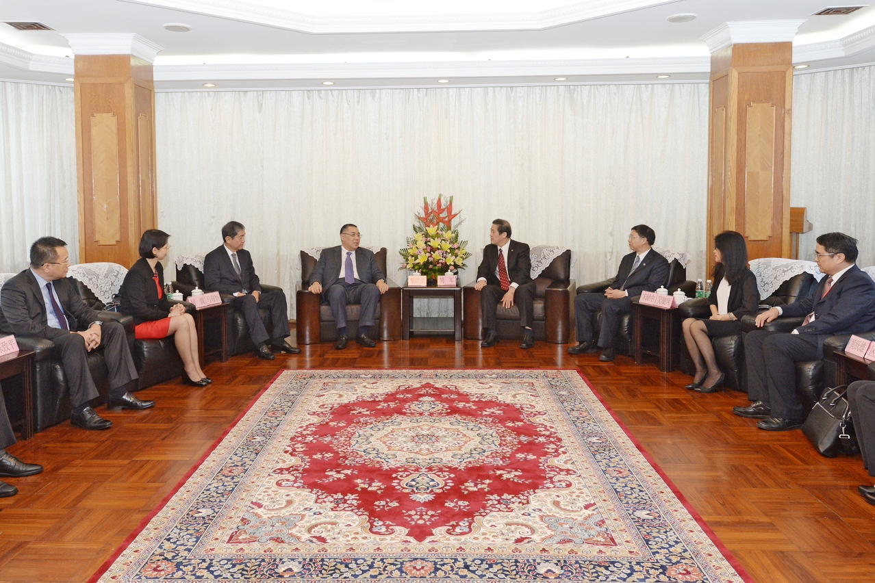 The Chief Executive, Mr Chui Sai On, meets with the President of Jinan University, Mr Hu Jun.