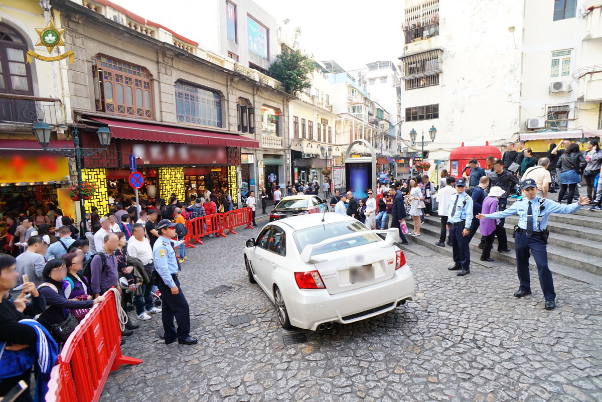 警員於大三巴牌坊一帶實施人車分流