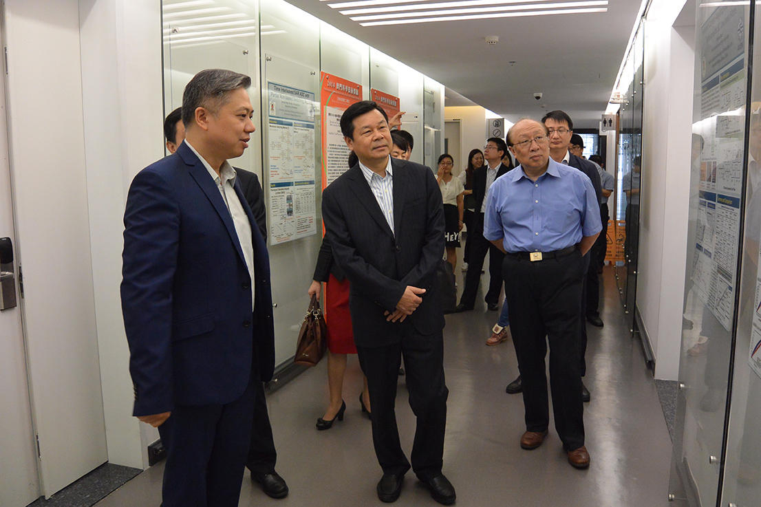 余成斌展示澳大科研成果