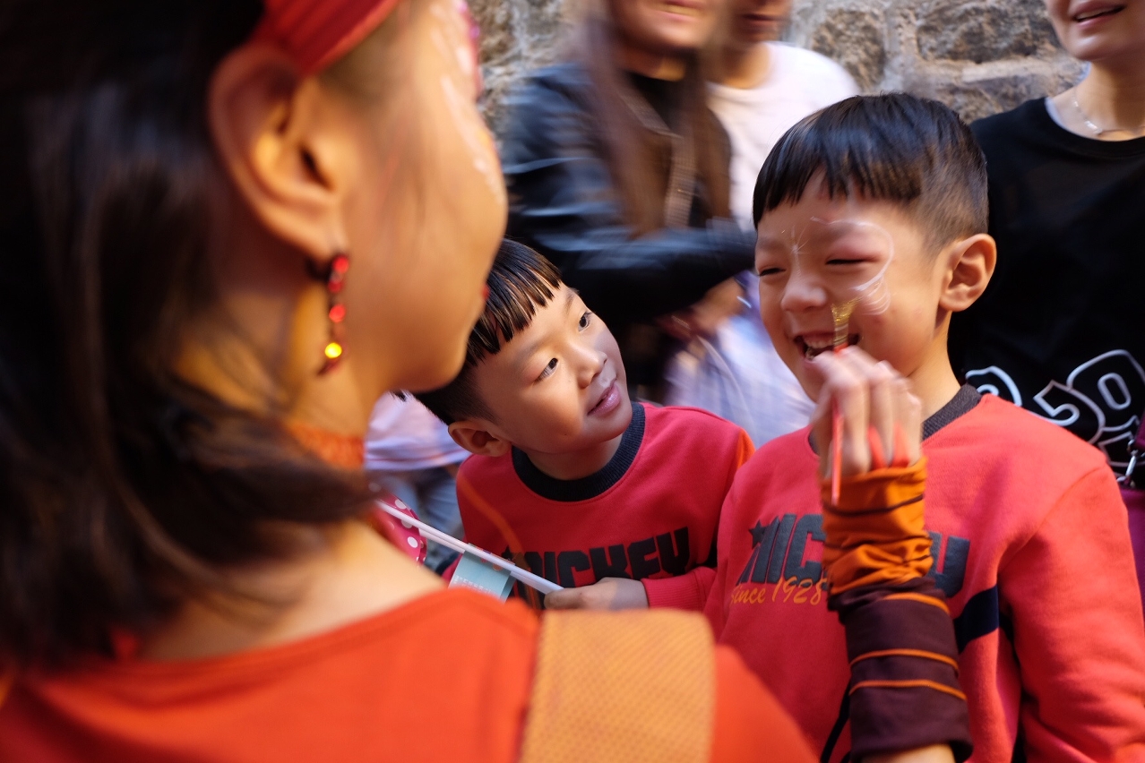 The artists helped painting the faces of members of the public, contributing the festive atmosphere.