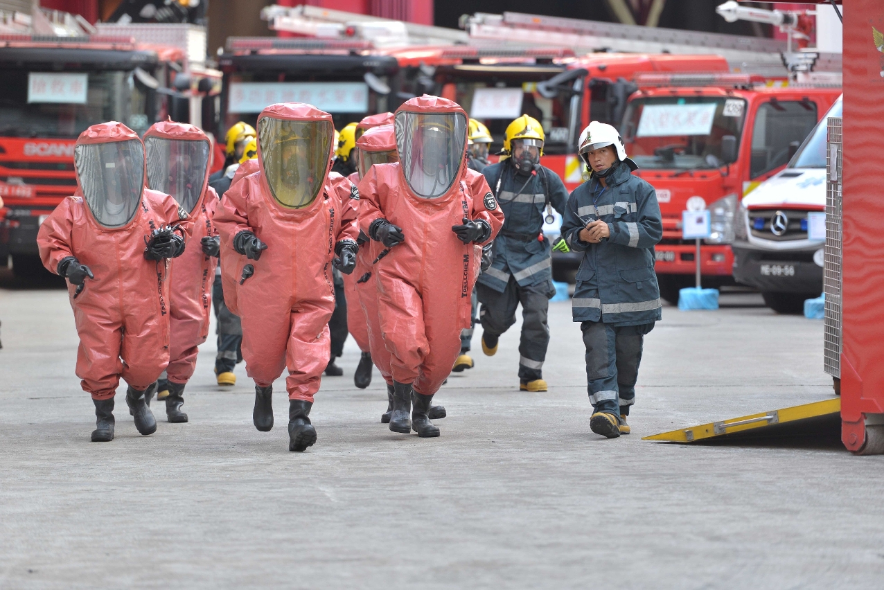 Exercício sobre tratamento dos produtos químicos perigosos executado pela Equipa Especial de Socorro 1