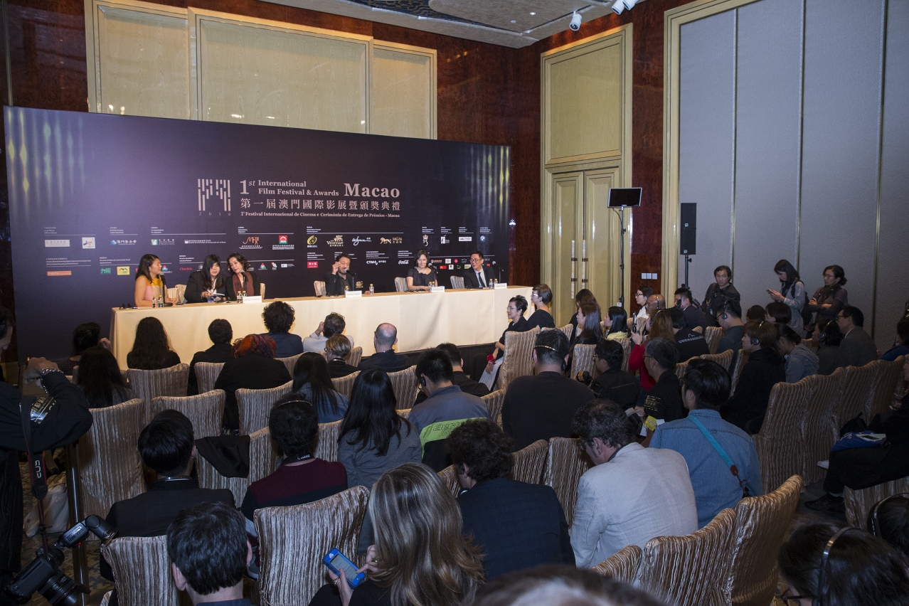Júri e premiados falam durante a conferência de imprensa