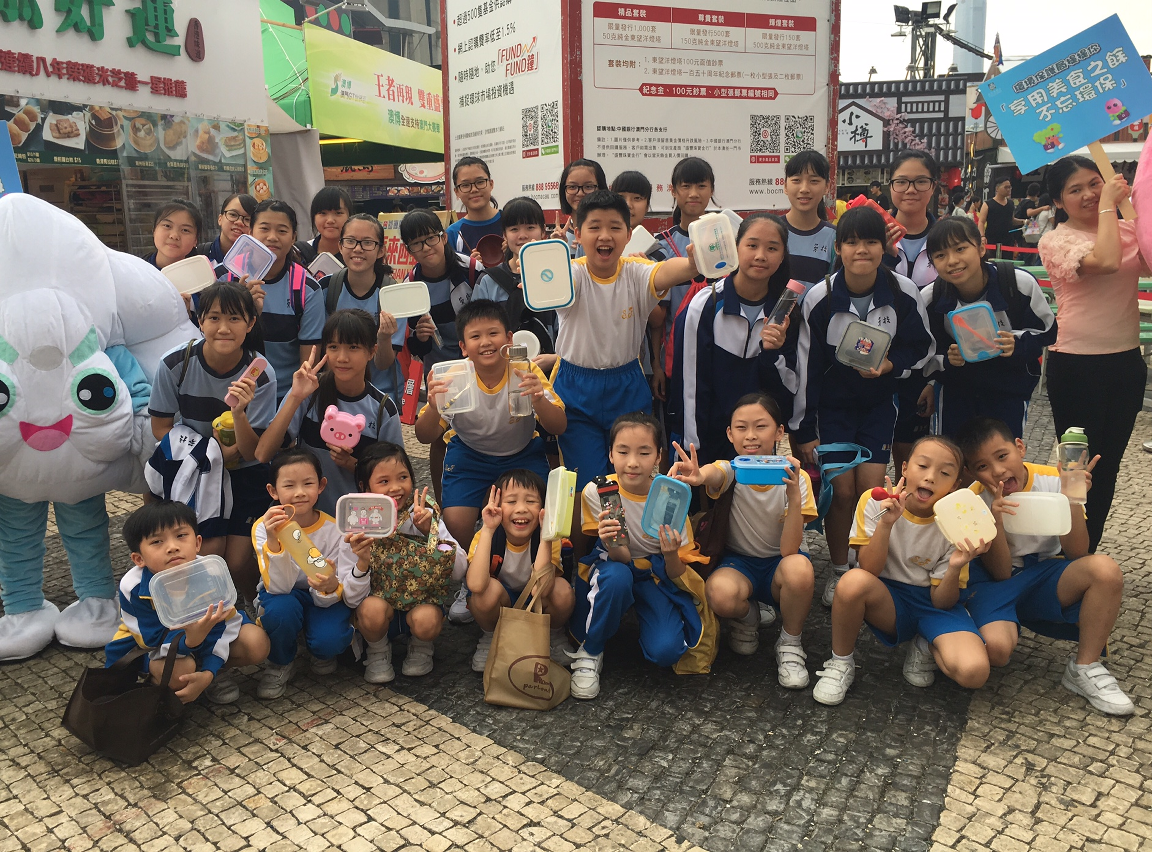 環境保護局通過「環境保護局吉祥物與您暢遊美食節」活動，向學生們推廣“源頭減廢”理念。