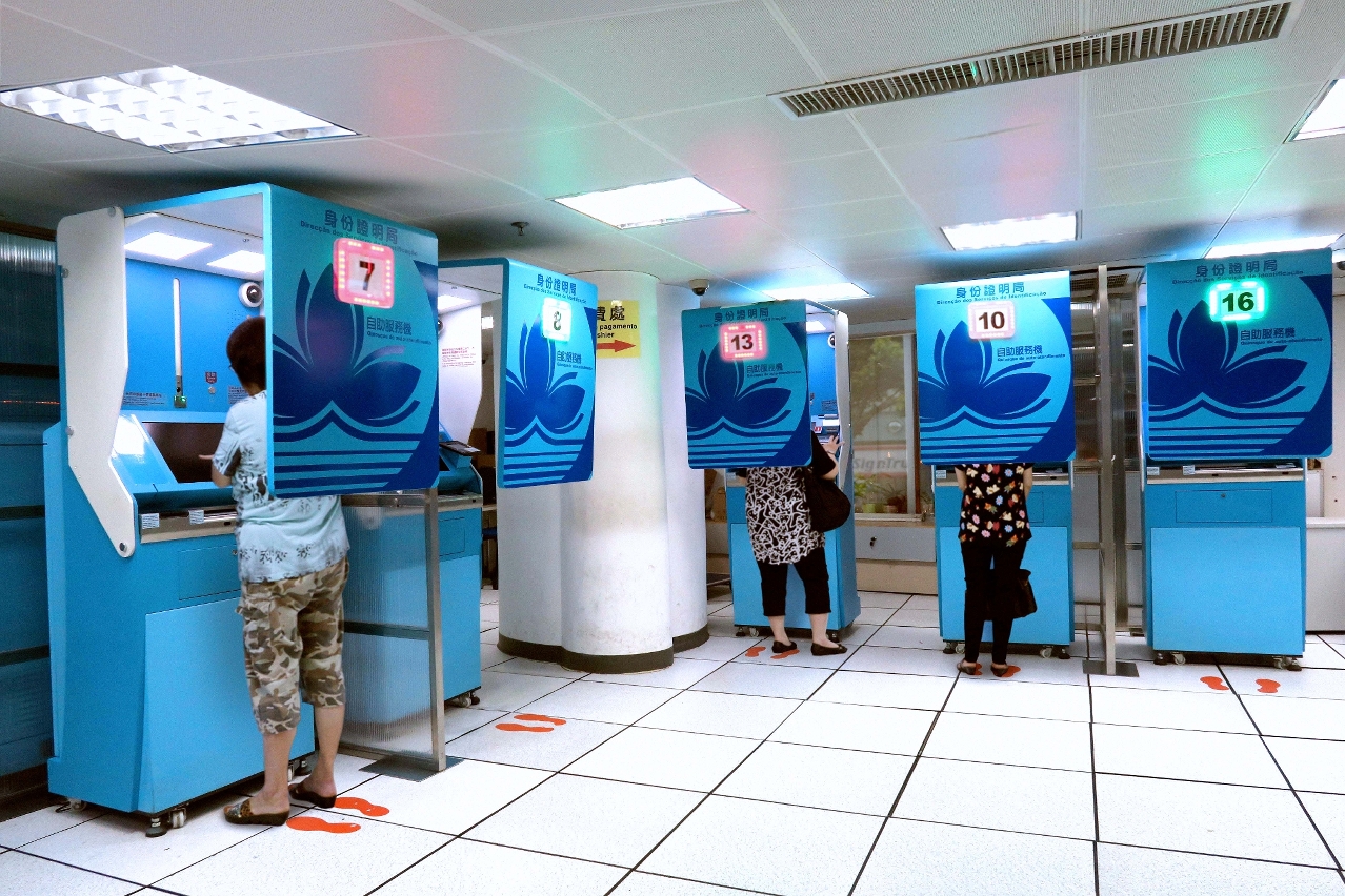 Citizens can apply for the Certificate of Personal Data at the self-service kiosk