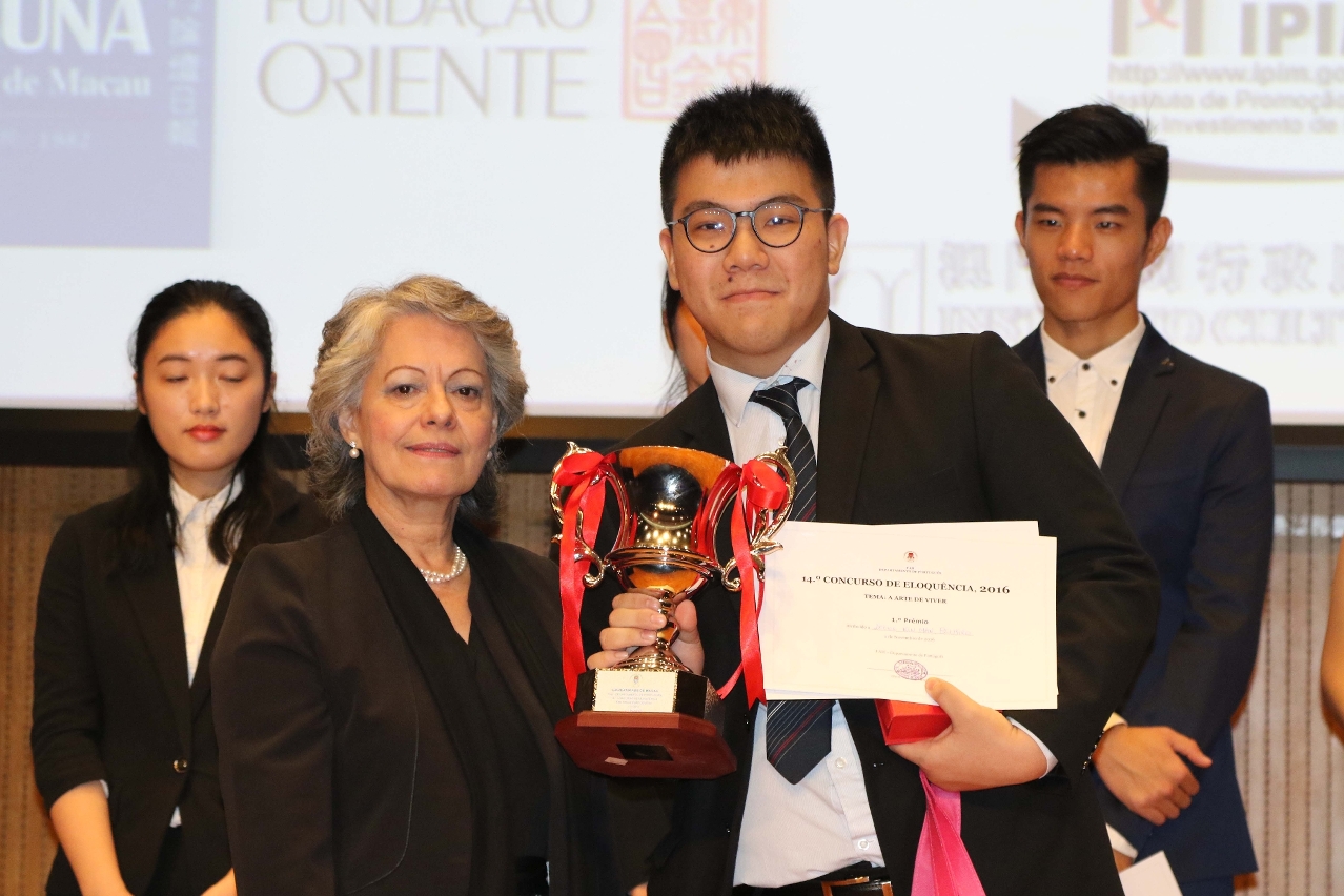 UM student Leong Kin Man receives the championship at the 14th Portuguese Speech Contest