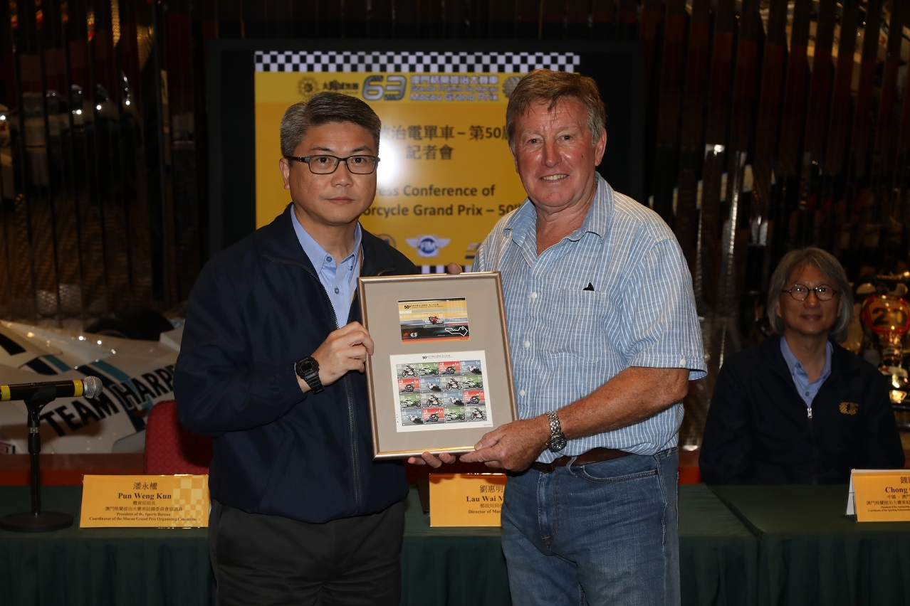 Presidente do Instituto do Desporto e Coordenador da COGPM, Pun Weng Kun, a apresentar os selos comemorativos ao Mick Grant.