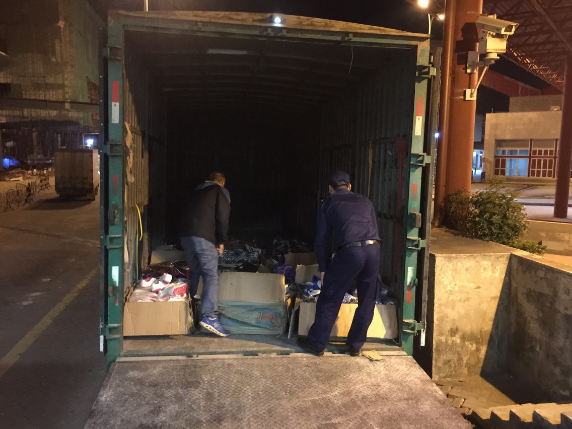 澳門路氹新城海關站截查一輛運載侵權物品之貨車