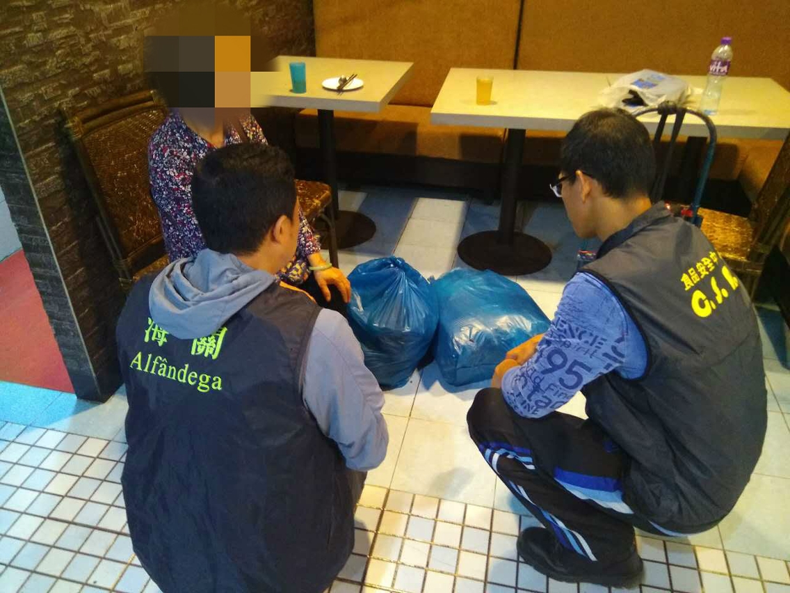 海關行動管理廳及民署食物安全中心人員聯合巡查時，緝獲一名協助食肆攜帶未經檢疫食材之人士