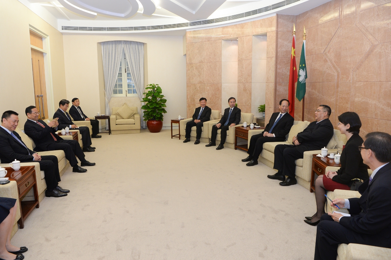 Chefe do Executivo reúne-se com o governador de Jiangsu