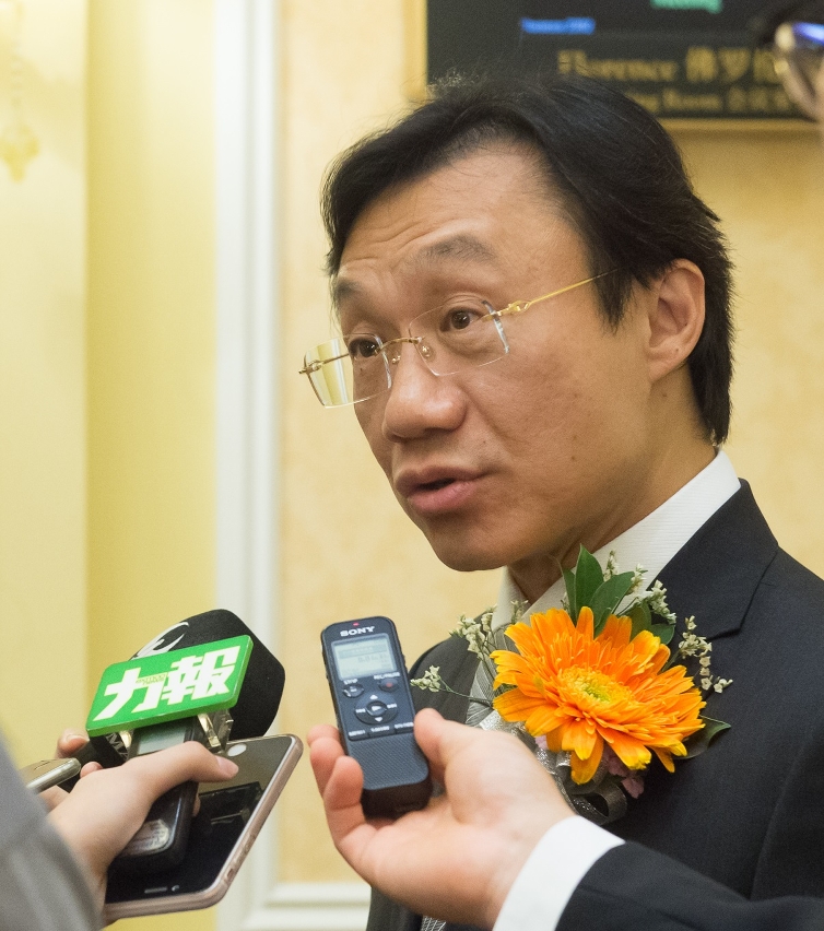 譚俊榮接受記者採訪