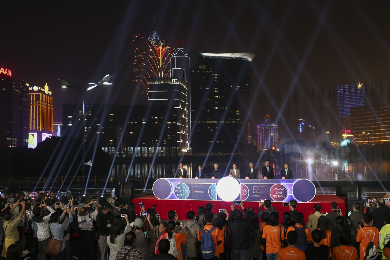 Alexis Tam e outros convidados presidem à cerimónia de abertura do “Festival de Luz de Macau 2016 - Tesouros de Luz”