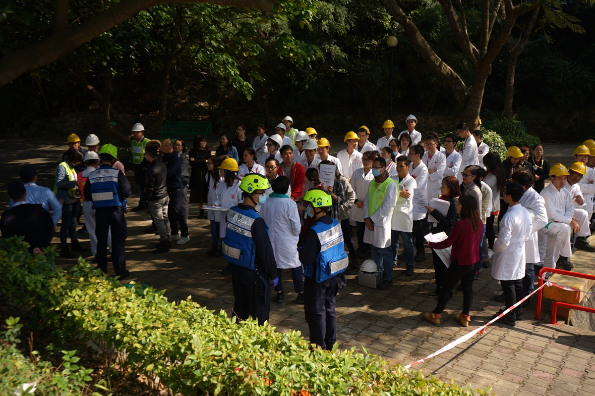 Evacuação dos funcionários para o ponto de encontro