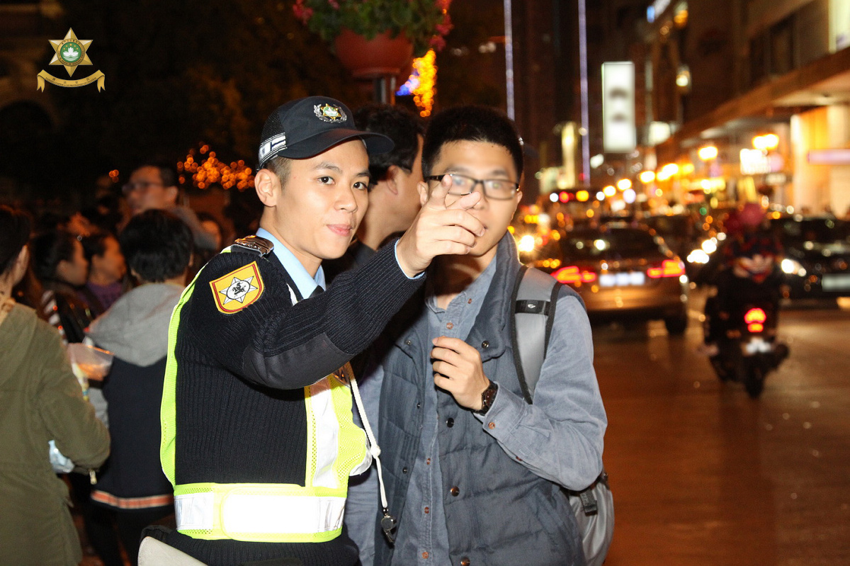 警員為遊客指引方向