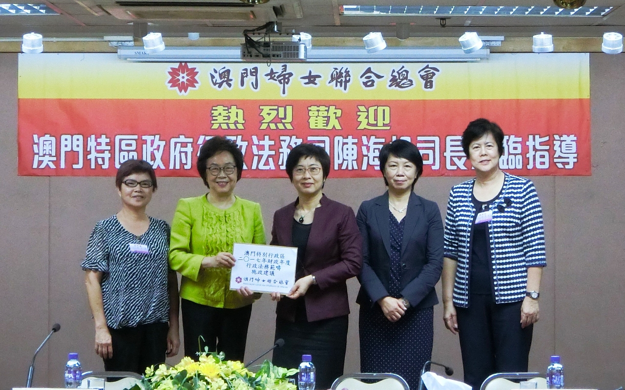 A Secretária Sónia Chan (ao centro, na primeira fila) e os representantesda Associação Geral das Mulheres de Macau.