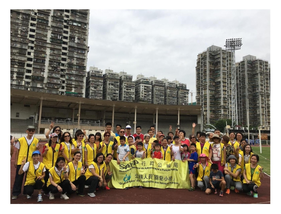 Os trabalhadores voluntários da função pública e os atletas de “Macau Special Olympics” a praticarem treino físico na actividade “Dia de Confraternização Desportiva”