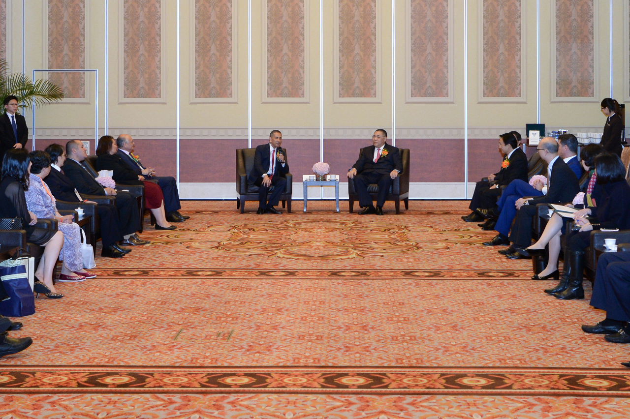 Chefe do Executivo recebe representantes do Conselho das Comunidades Macaenses e das Casas de Macau