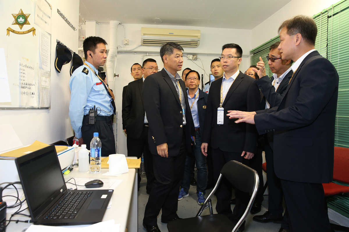 警察總局馬耀權局長聯同治安警察局梁文昌局長及消防局梁毓森局長等巡視賽車大樓及場內安保工作